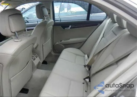 2009 Mercedes-Benz C300 z USA, uszkodzony, nr VIN WDDGF54X69F238761